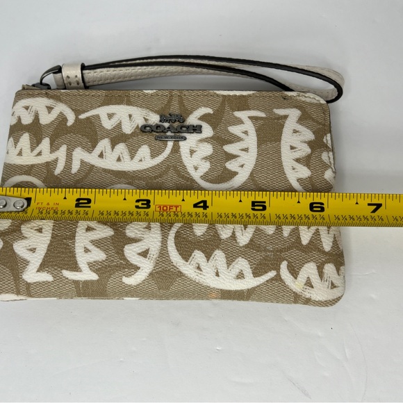NWT COACH Corner Zip Wristlet Signature Canvas Rexy by Guang Yu Lt Khaki/Chalk - Picture 11 of 13